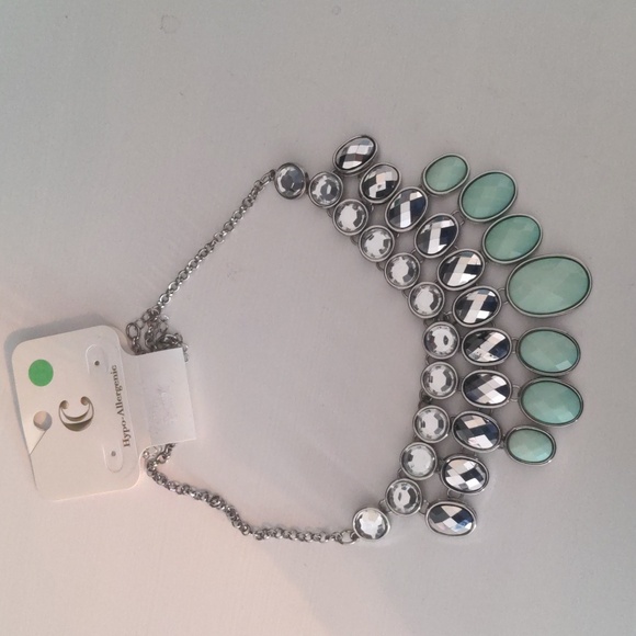 Charming Charlie Light Silver and Teal Statement Necklace NWT - Picture 1 of 9